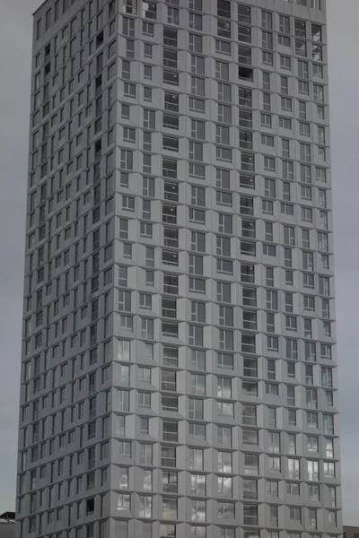 高層ビルや住宅が建ち並び — ストック写真
