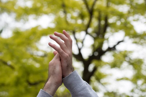 Ένα Άτομο Χειροκροτεί Δύο Χέρια Μαζί Για Κάνει Έναν Ήχο — Φωτογραφία Αρχείου