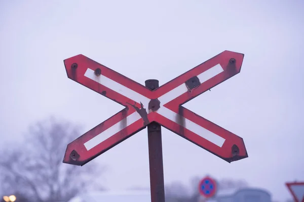 Ungated Przejazd Kolejowy Znakiem Przejazdu Poziomego Lub Krzyż Andrzeja — Zdjęcie stockowe