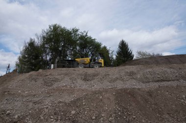 İnşaat ve yol işlerinde çöp kamyonu veya çöp kamyonu