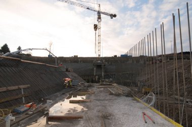 İnşaat işçisi ve beton takviyesi, inşaat alanında inşaat.