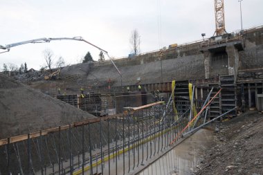 İnşaat işçisi ve beton takviyesi, inşaat alanında inşaat.