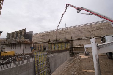 Beton pompa, sıvı betonu pompalamak için bir makine