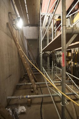 Yükseklerde çalışan insanlar için bir merdiven