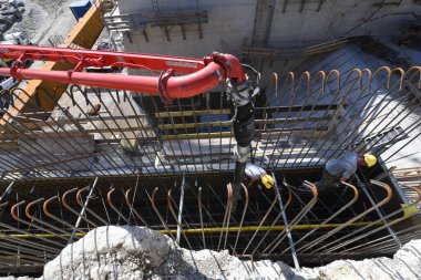 Beton pompa, sıvı betonu pompalamak için bir makine