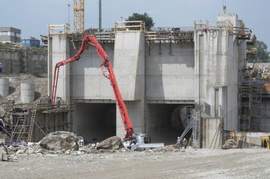 Beton pompa, sıvı betonu pompalamak için bir makine