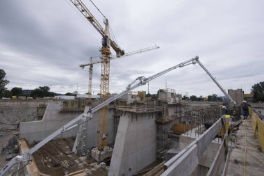 Beton pompa, sıvı betonu pompalamak için bir makine