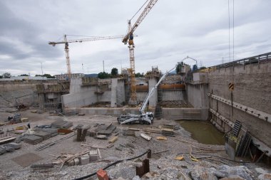 Beton pompa, sıvı betonu pompalamak için bir makine