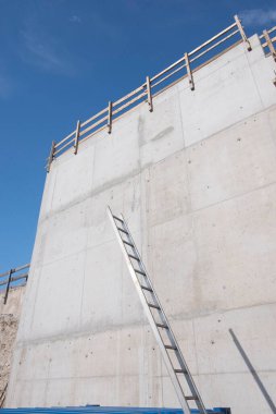 Yükseklerde çalışan insanlar için bir merdiven