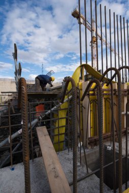 İnşaat işçisi ve beton takviyesi, inşaat alanında inşaat.