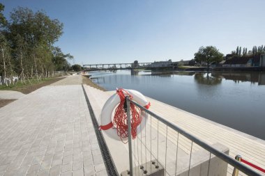 Sahilde insanları kurtarmak için bir şamandıra ya da can simidi.