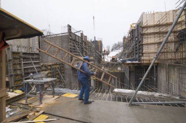 Yükseklerde çalışan insanlar için bir merdiven