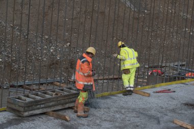 İnşaat işçisi ve beton takviyesi, inşaat alanında inşaat.
