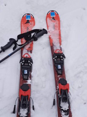 Şirketten atomik kayak, karda kış sporları için teçhizat