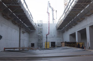 Beton pompa, sıvı betonu pompalamak için bir makine