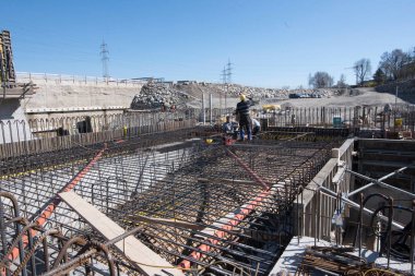 İnşaat işçisi ve beton takviyesi, inşaat alanında inşaat.