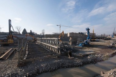 Demirden köprü trafik ve ulaşım amaçları için kiriş yapımında