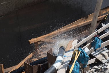 İnşaat sektöründe bir su borusu ya da boru hattı.