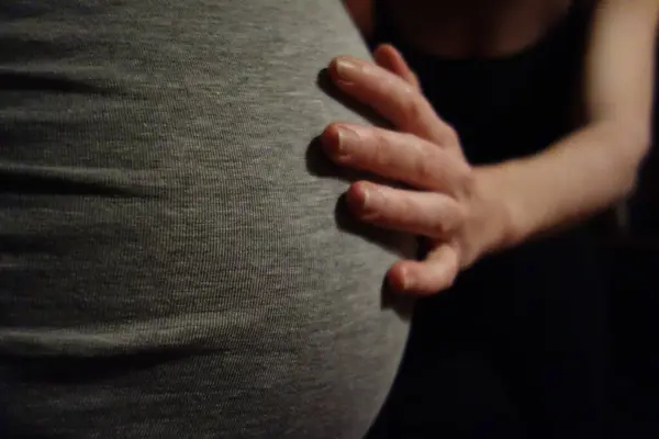 Eine Schwangere Frau Mit Babybauch Kind Vor Der Geburt — Stockfoto