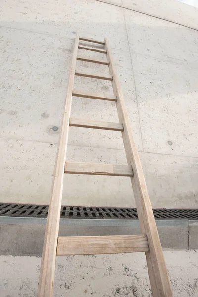 当人们在高处工作时爬升的阶梯加法器 — 图库照片