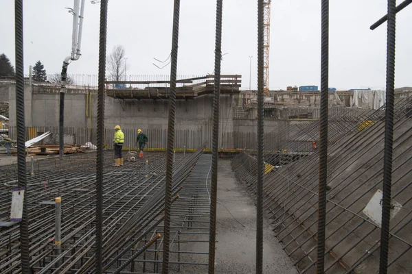 İnşaat işçisi ve beton takviyesi, inşaat alanında inşaat.