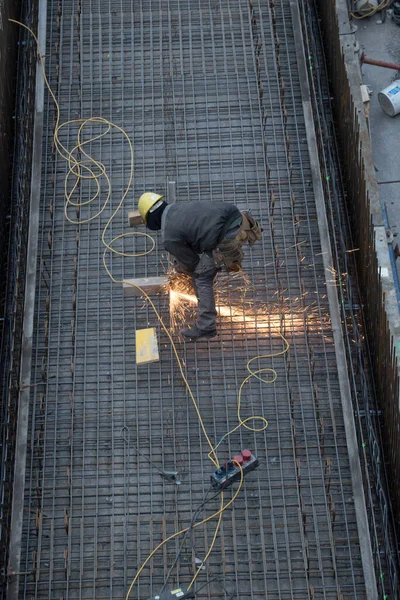 İnşaat işçisi ve beton takviyesi, inşaat alanında inşaat.