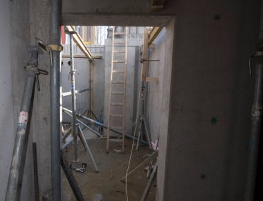 Yükseklerde çalışan insanlar için bir merdiven