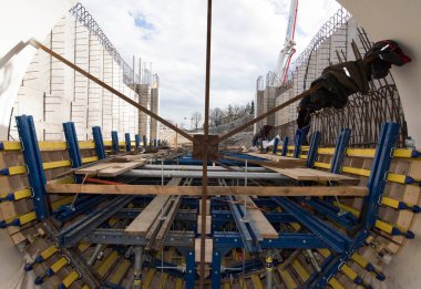 Türbinin türbin şaftı, enerji ve güç üretimi için dönen mekanik bir cihaz.