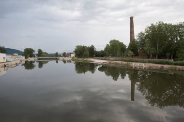 Hasarlı veya tahrip edilmiş ekosistemlerdeki mimari tarafından yenilenme veya ekolojik restorasyon