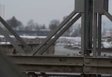 Demirden köprü trafik ve ulaşım amaçları için kiriş yapımında