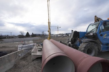 İnşaat sektöründe bir su borusu ya da boru hattı.