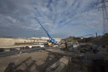 İnşaat alanındaki Felbermayr şirketinden bir vinç.