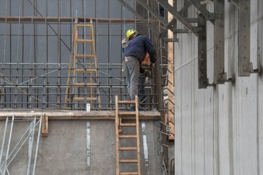 Yükseklerde çalışan insanlar için bir merdiven