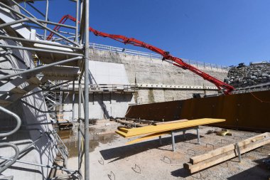 Beton pompa, sıvı betonu pompalamak için bir makine