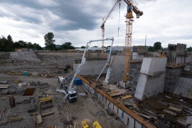 Beton pompa, sıvı betonu pompalamak için bir makine