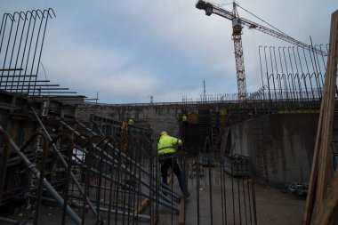 İnşaat işçisi ve beton takviyesi, inşaat alanında inşaat.