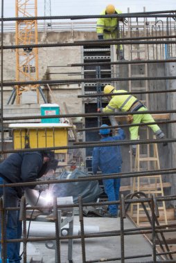 İnşaat işçisi ve beton takviyesi, inşaat alanında inşaat.