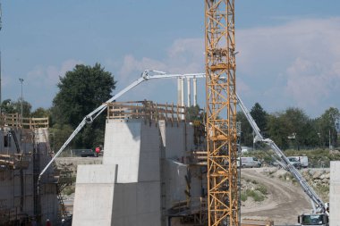 Beton pompa, sıvı betonu pompalamak için bir makine