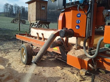 Ahşap endüstrisinde depolama ve işleme için mobil bir kereste fabrikası.