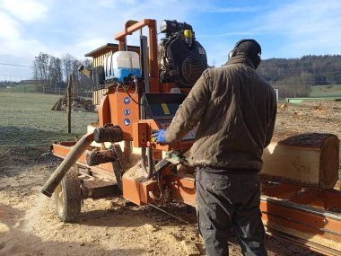 Ahşap endüstrisinde depolama ve işleme için mobil bir kereste fabrikası.