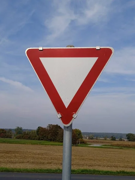 Vorfahrt Gewähren Oder Verkehrszeichen Auf Der Straße Nachgeben — Stockfoto