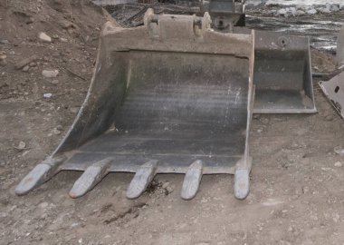 İnşaat alanında inşaat mühendisliği yapan bir kazıcı ile toprak çalışmaları