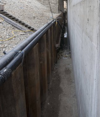 a sheet piling retaining wall in construction and hydraulic engineering