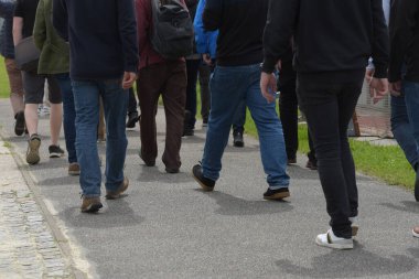 Bir grup insan birlikte, bir etkinliği izliyorlar.