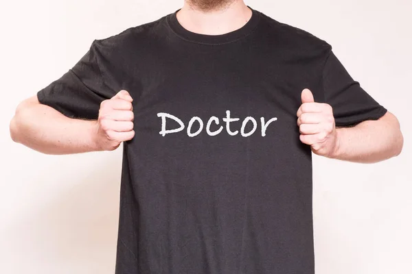 Homem Vestindo Uma Camisa Preta Com Sinal Doctor Nele Fundo — Fotografia de Stock