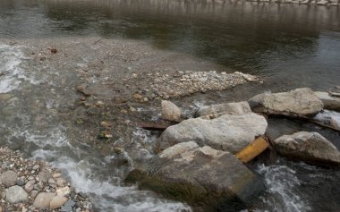 Nehir kıyısında nehir düzenlemesi ve hidrolik mühendisliğinde taş destekleme