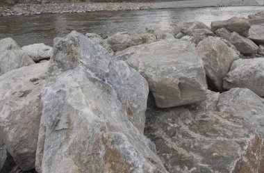 Nehir kıyısında nehir düzenlemesi ve hidrolik mühendisliğinde taş destekleme