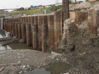 a sheet piling retaining wall in construction and hydraulic engineering
