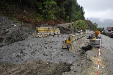 Trafik ve taşımacılıkta engelleri aşan bir yapı olarak bir köprü