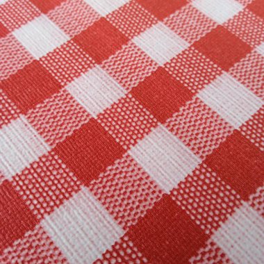 Kırmızı renk, tehlike, aşk, cesaret ve tutkuyla ilgili.